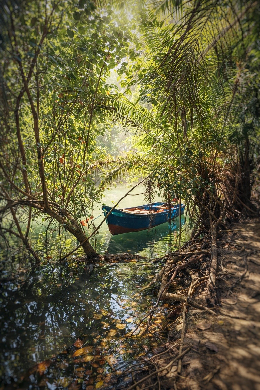 Longtail-båd på en grøn kanal i Bangkok