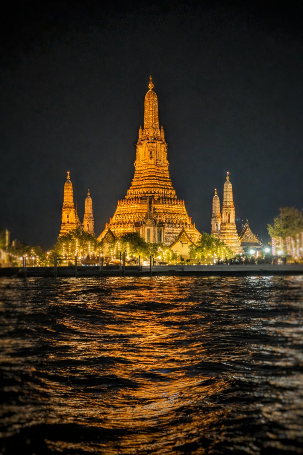 Wat Arun oplyst ved Chao Phraya-floden i Bangkok