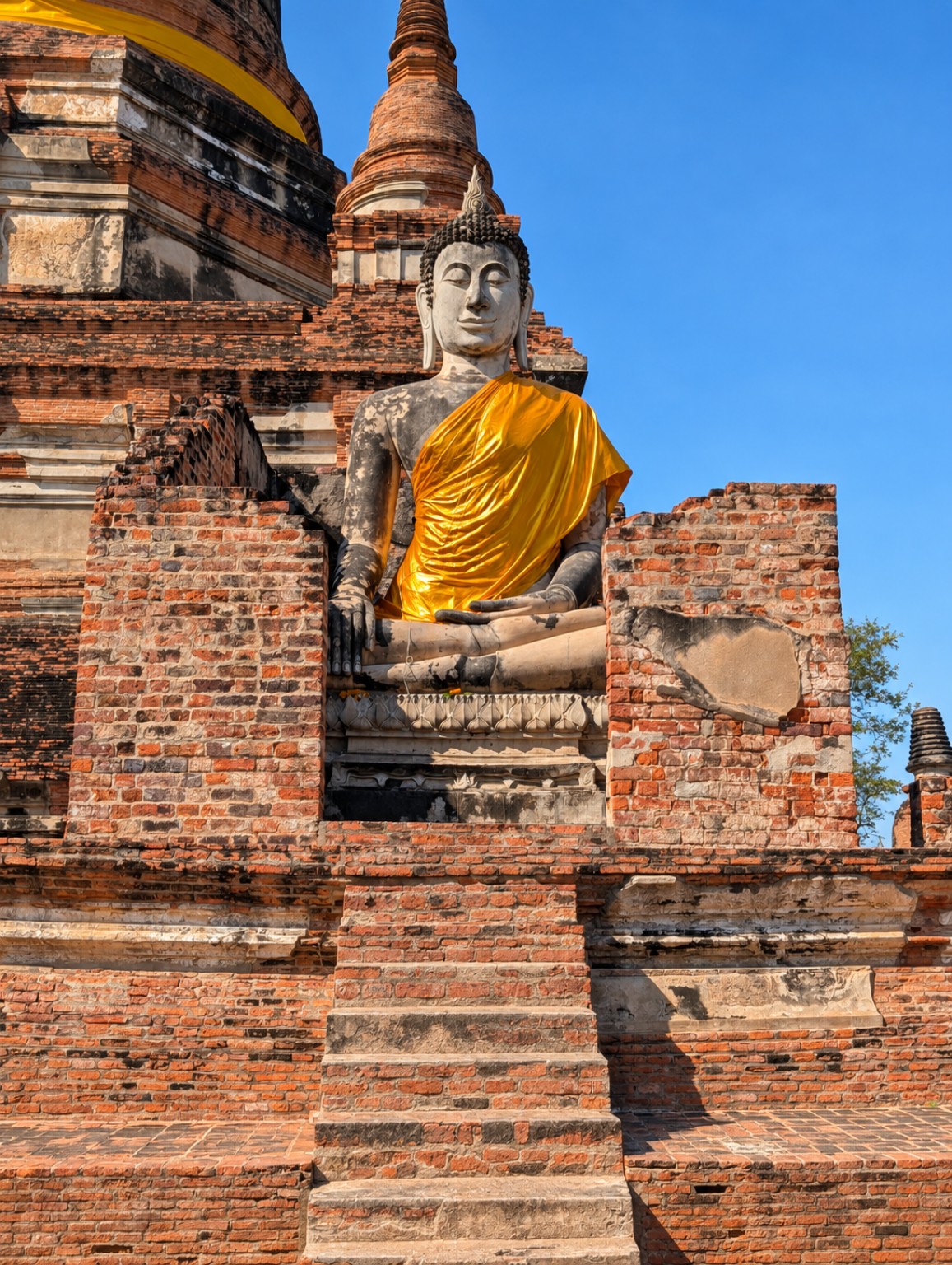 Historisk Buddhafigur blandt tempelruiner i Ayutthaya