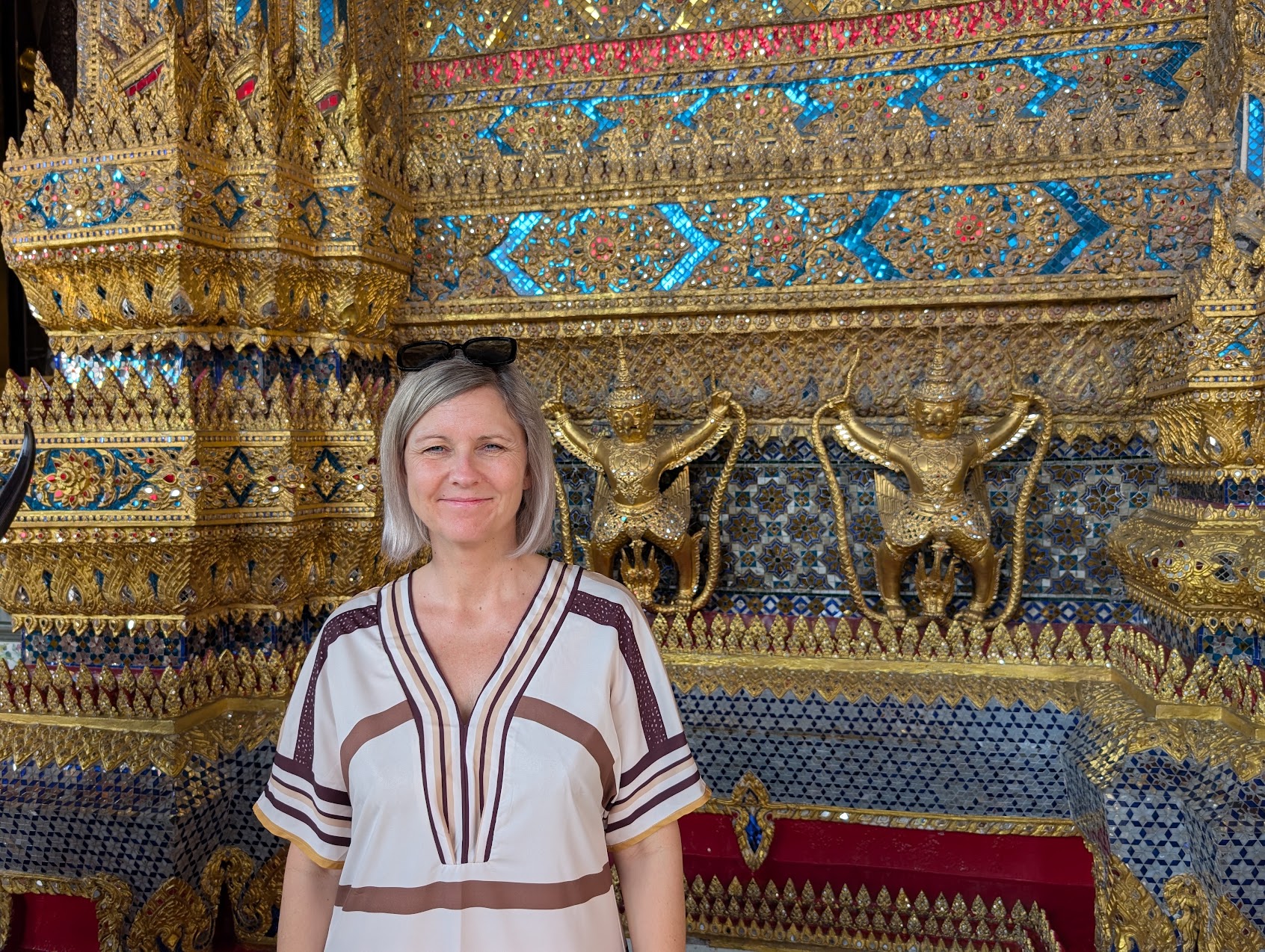 Farverige mosaikker og gyldne figurer ved Grand Palace