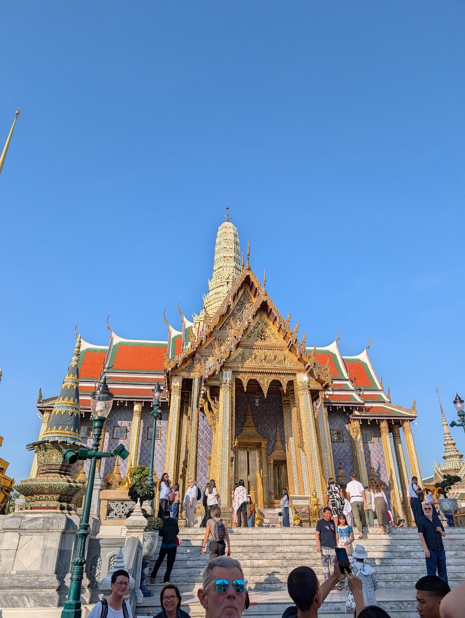 Tempelbygning ved Grand Palace under en klar blå himmel