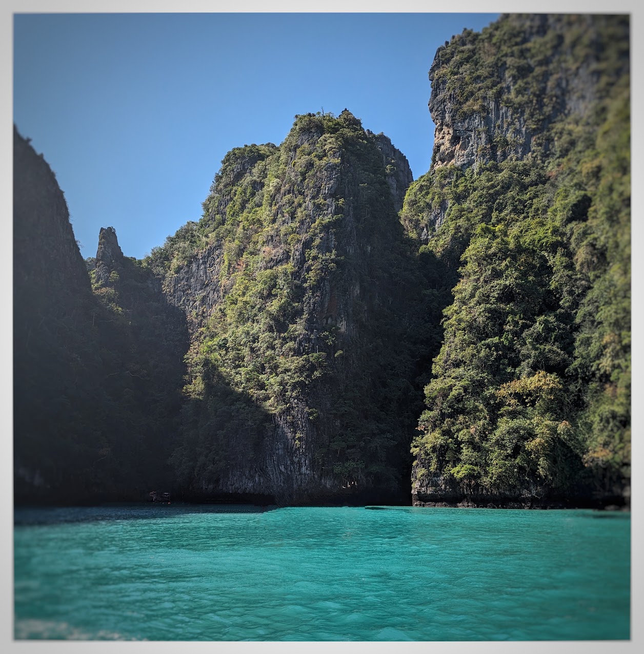 Udsigt over kyst og landskab – Krabi