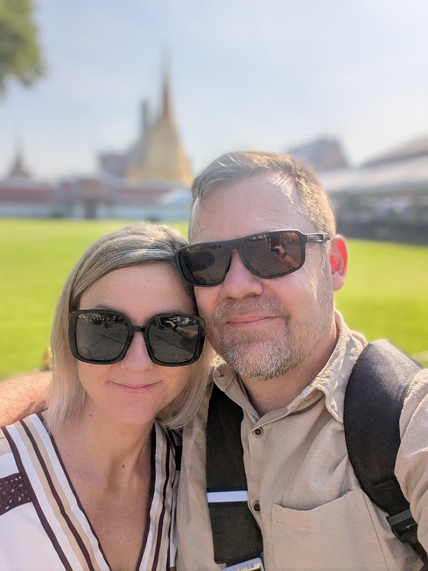 Heidi og Frederik sammen foran et tempel i Thailand