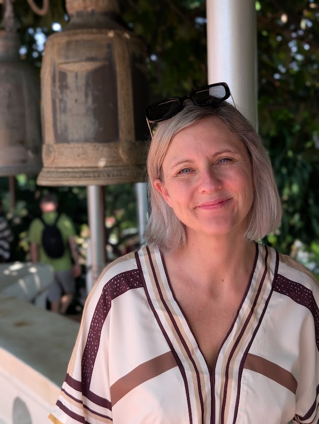 Heidi ved en stor tempelklokke i Thailand