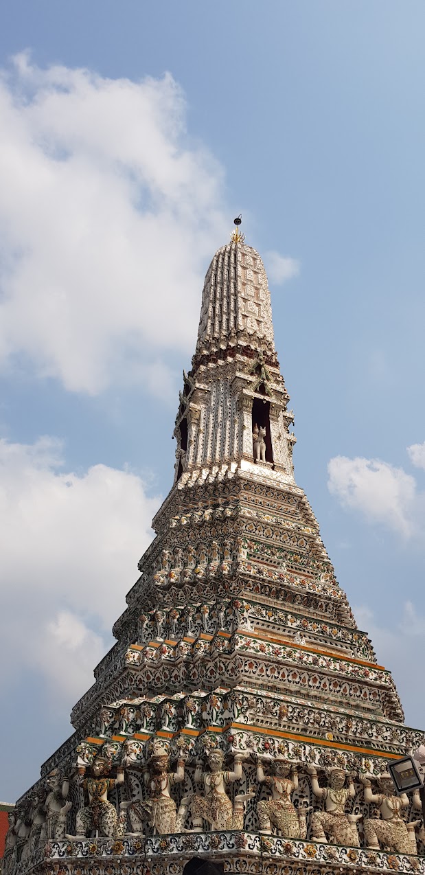 Porcelænsudsmykket prang i Wat Arun set nedefra